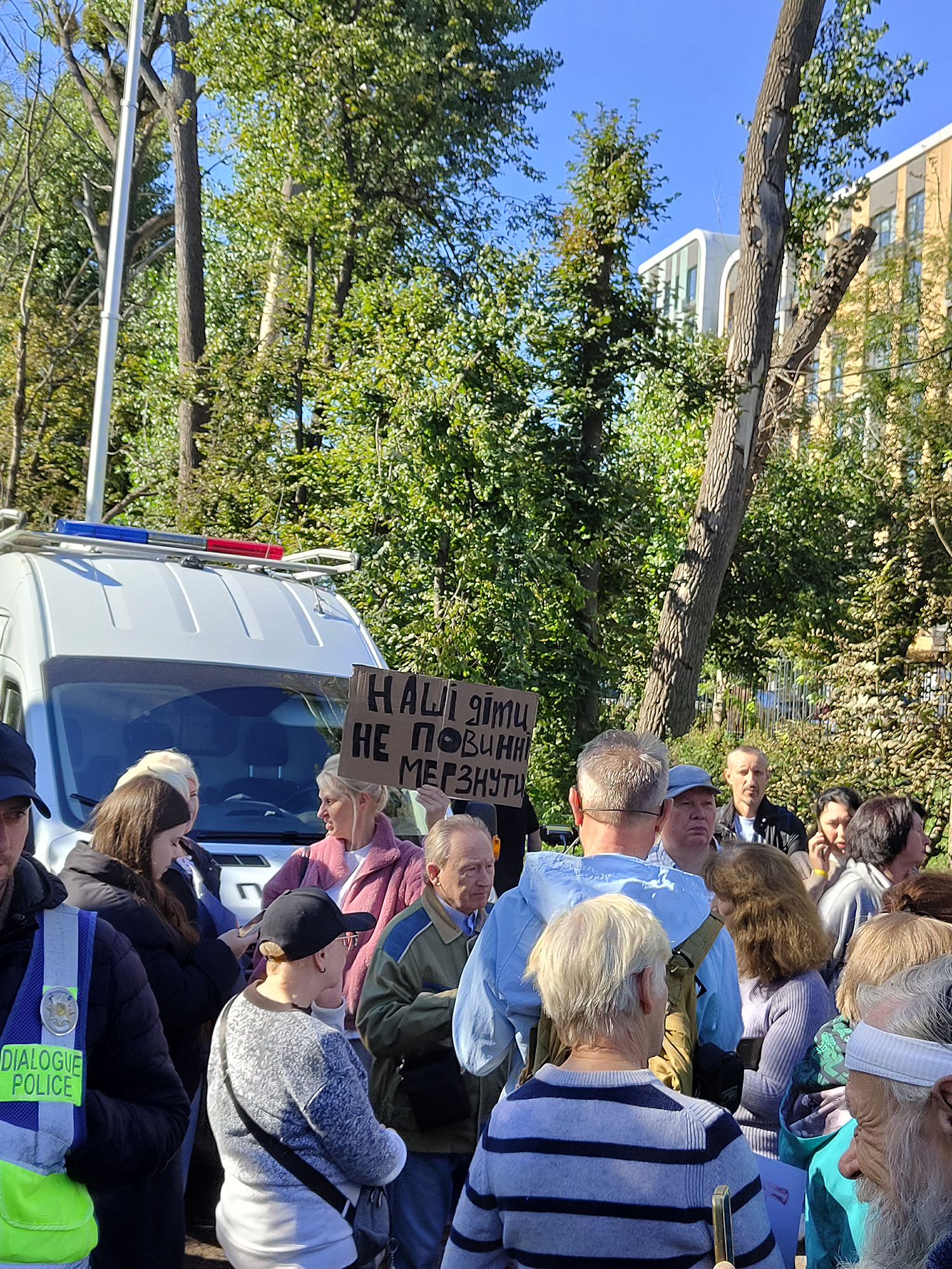 Кияни на Теремках захистили дерева: протест проти будівництва теплотраси переріс у сутички 15