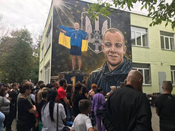 Харків вшанував загиблого Героя: відкрили меморіальну дошку на фасаді спортивної школи 9