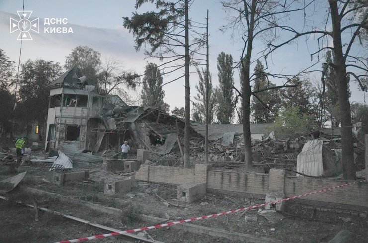 Головна 124 Вирва на 3 метри утворилася в Борисполі: наслідки обстрілу, є загиблі — фото