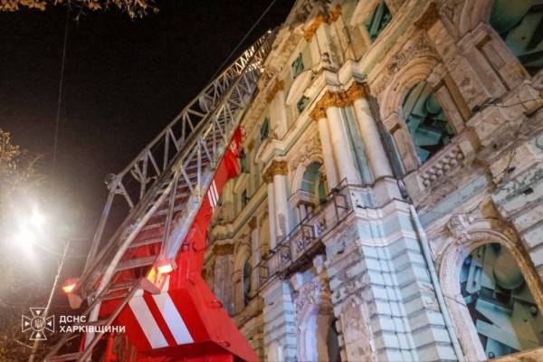 Як гасили нічну пожежу у Харкові: деталі ліквідації загоряння у будівлі, що постраждала від обстрілів 11