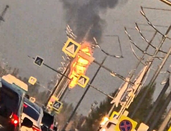 Вибух у Новому Уренгої: потужна пожежа охопила місто — відео