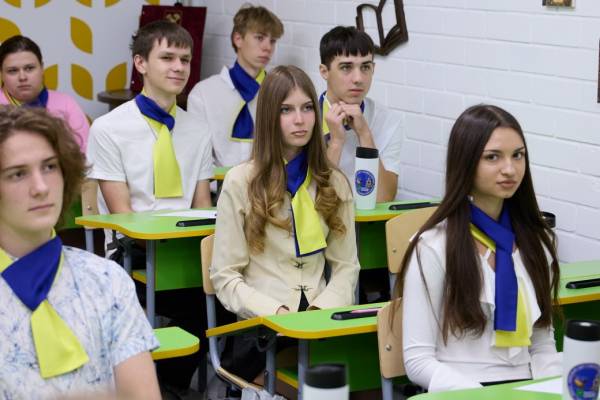 Харків відчинив двері новітньої підземної школи: перші учні вже за партами 14 Харків відчинив двері новітньої підземної школи: перші учні вже за партами 14
