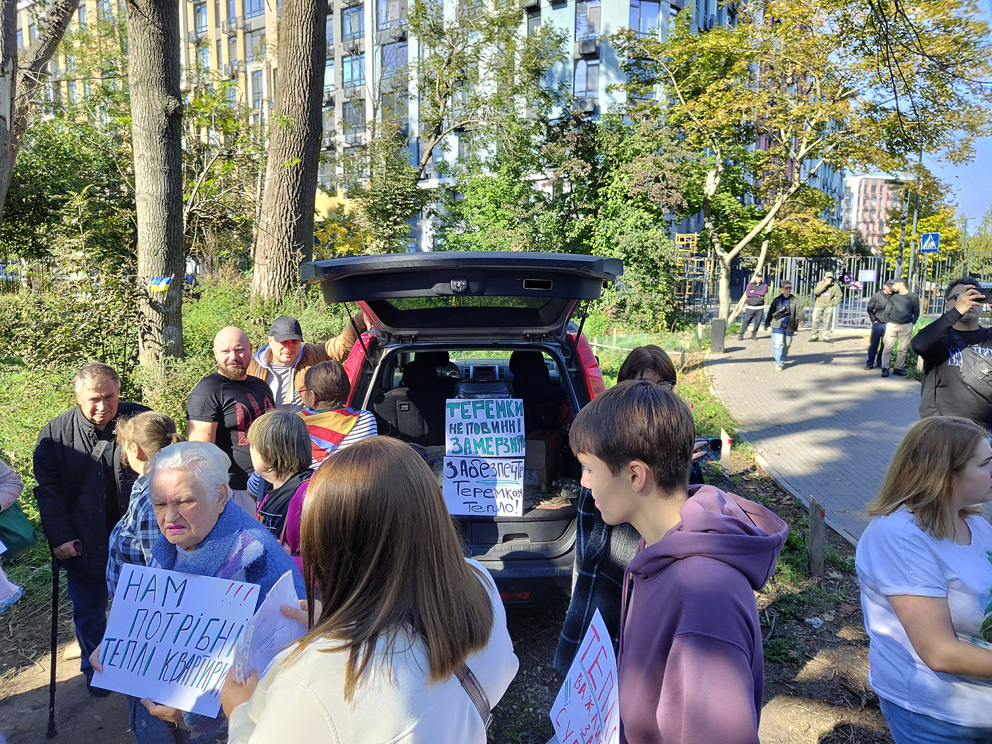 Кияни на Теремках захистили дерева: протест проти будівництва теплотраси переріс у сутички 13