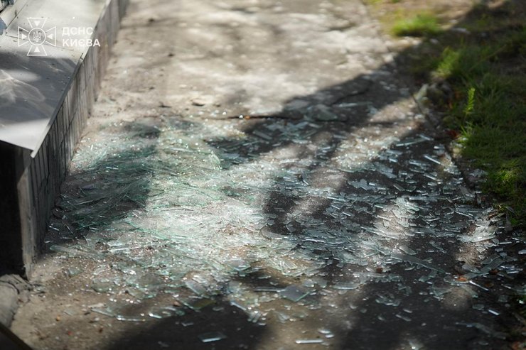 Ракетний удар по Києву: 5 загиблих, масштабні руйнування — фото наслідків 12 Ракетний удар по Києву: 5 загиблих, масштабні руйнування — фото наслідків 12
