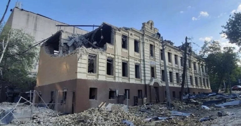 Розбирають історичну пам'ятку: у Києві демонтують будівлю поліції початку століття 15