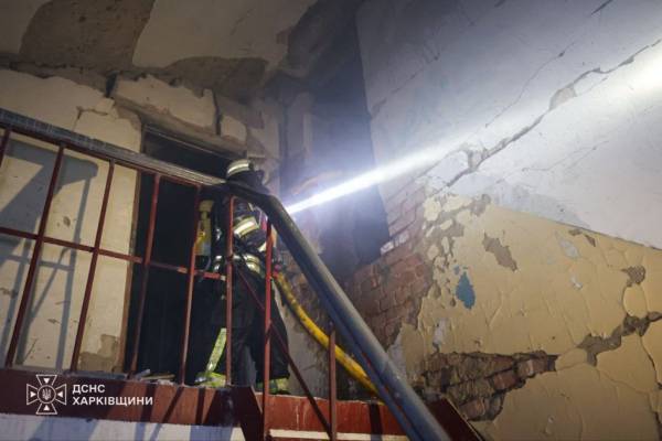 Як гасили нічну пожежу у Харкові: деталі ліквідації загоряння у будівлі, що постраждала від обстрілів 15
