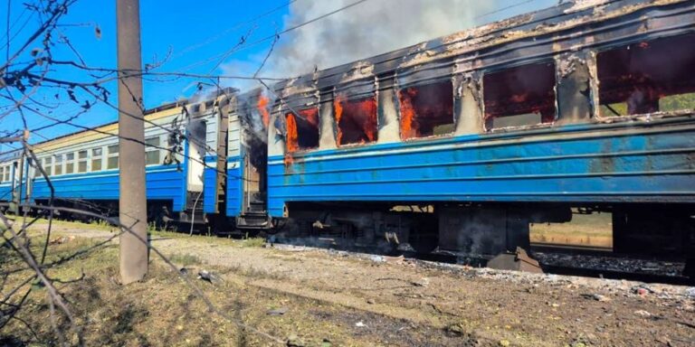 Росія вдарила по «Укрзалізниці»: загинув чоловік під час атаки на поїзд біля Харкова 38 Росія вдарила по «Укрзалізниці»: загинув чоловік під час атаки на поїзд біля Харкова 38