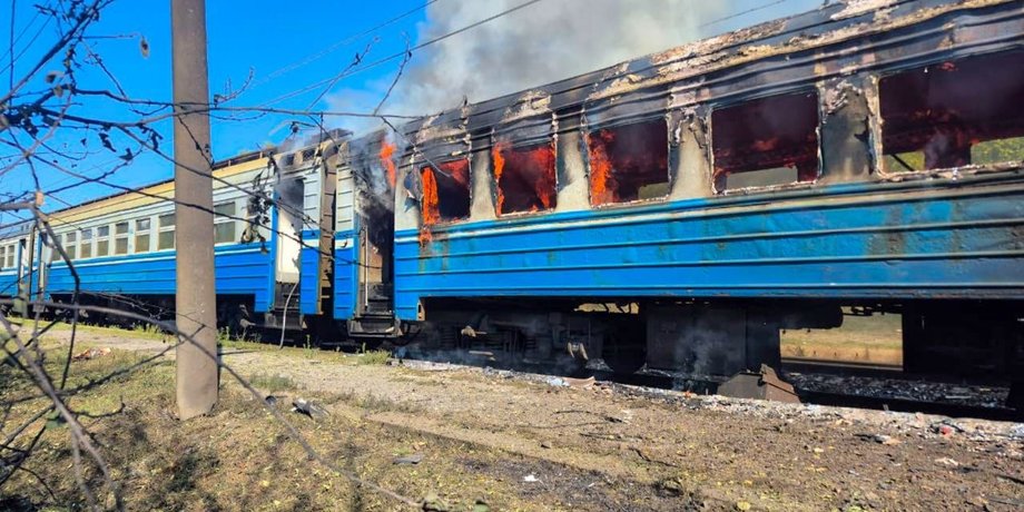 Росія вдарила по «Укрзалізниці»: загинув чоловік під час атаки на поїзд біля Харкова 7 Росія вдарила по «Укрзалізниці»: загинув чоловік під час атаки на поїзд біля Харкова 7
