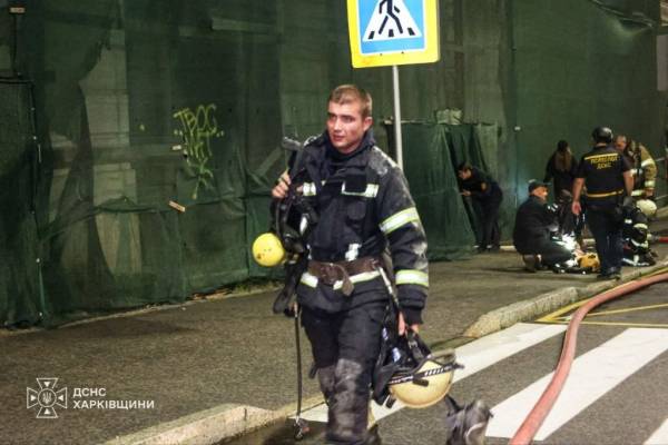 Як гасили нічну пожежу у Харкові: деталі ліквідації загоряння у будівлі, що постраждала від обстрілів 16