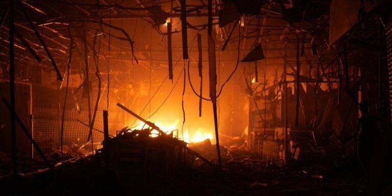 Запоріжжя під ворожим вогнем: російські ракети влучили у торговий центр, спалахнула пожежа. 11