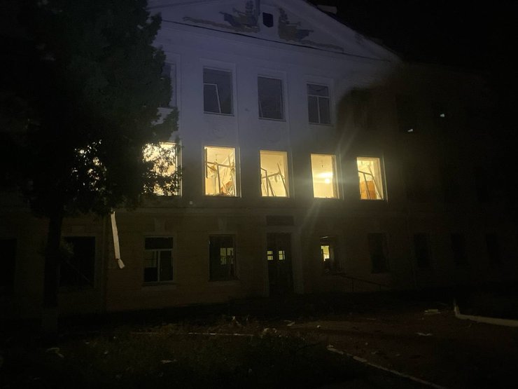 Росіяни атакували Конотоп: влучили у дитсадок, лікарні та житлові будинки 7 Росіяни атакували Конотоп: влучили у дитсадок, лікарні та житлові будинки 7