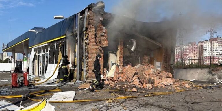 Київ під атакою: дрон влучив в АЗС, є поранені 38