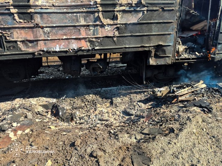 Росія вдарила по «Укрзалізниці»: загинув чоловік під час атаки на поїзд біля Харкова 12 Росія вдарила по «Укрзалізниці»: загинув чоловік під час атаки на поїзд біля Харкова 12