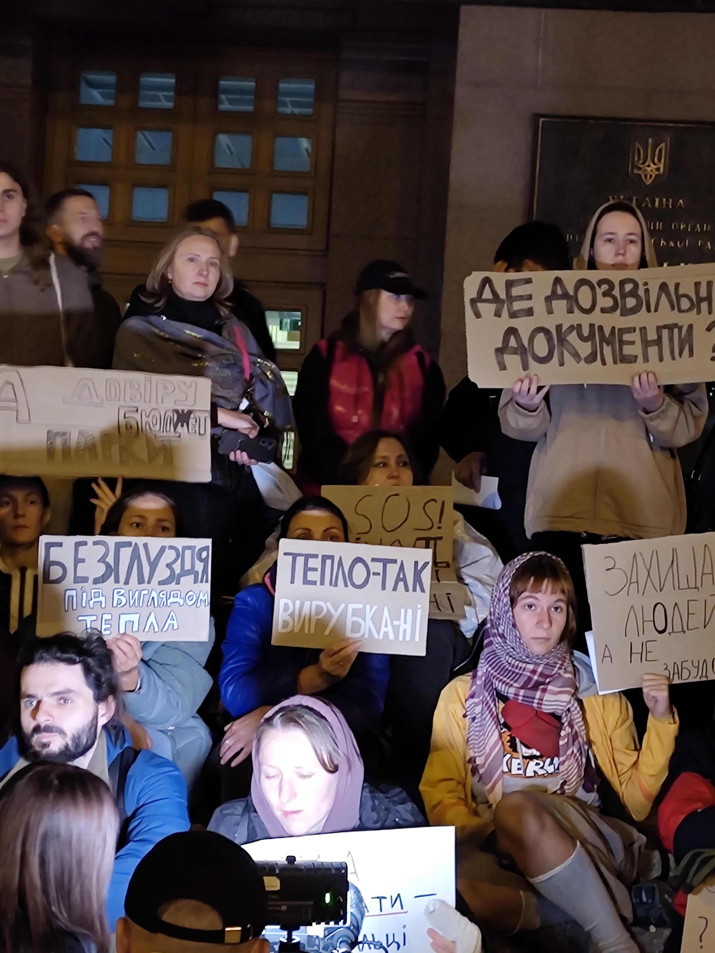 Кияни вимагають зберегти ліс на Теремках та завершити будівництво теплотраси: подвійний протест біля КМДА 15 Кияни вимагають зберегти ліс на Теремках та завершити будівництво теплотраси: подвійний протест біля КМДА 15