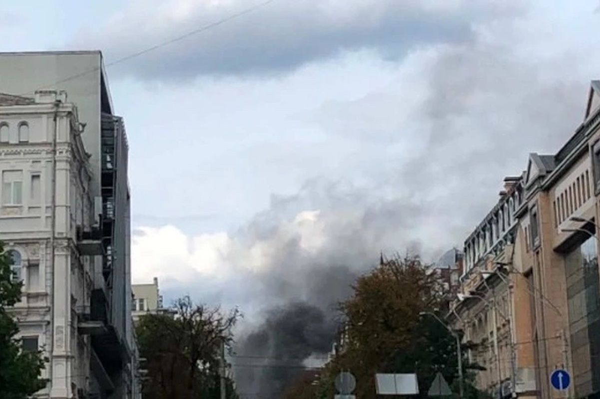 Російський дрон влучив у будівлю СБУ та ресторан у Києві 3
