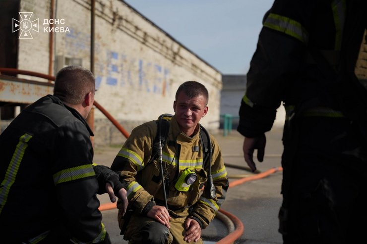 Ракетний удар по Києву: 5 загиблих, масштабні руйнування — фото наслідків 11 Ракетний удар по Києву: 5 загиблих, масштабні руйнування — фото наслідків 11