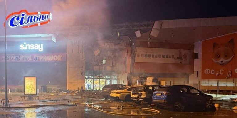 Зруйновані домівки на Сумщині: Росія завдала смертельного удару — відео наслідків 12 Зруйновані домівки на Сумщині: Росія завдала смертельного удару — відео наслідків 12