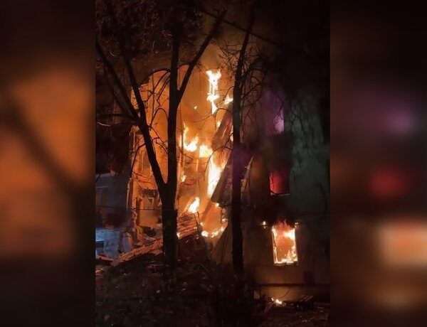Росіяни вдарили “Бандеролями” по Харкову: обвалився під’їзд, під завалами шукають людей