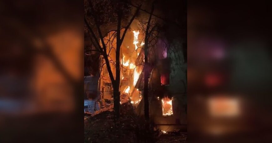 Головна 81 Росіяни вдарили “Бандеролями” по Харкову: обвалився під’їзд, під завалами шукають людей