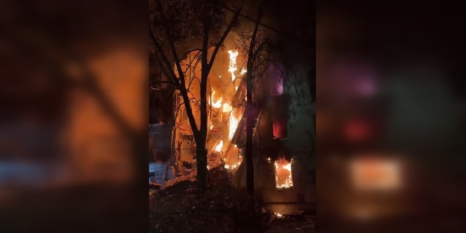 Росіяни вдарили "Бандеролями" по Харкову: обвалився під'їзд, під завалами шукають людей 2 Росіяни вдарили "Бандеролями" по Харкову: обвалився під'їзд, під завалами шукають людей 2