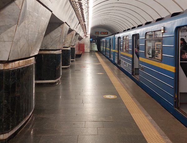 Метро та електротранспорт Києва зупинено через ворожий обстріл