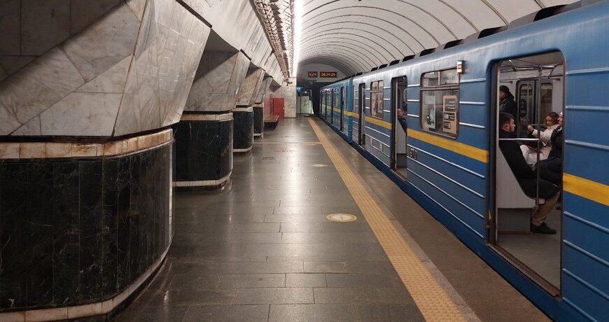 Метро та електротранспорт Києва зупинено через ворожий обстріл