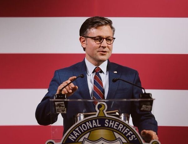 Джонсон спростовує Трампа: про ціни на пальне в США та допомогу Україні