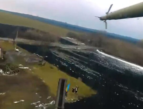Пілот Мі-24 повернувся з бойового завдання, а його зустріли прапорами на Харківщині