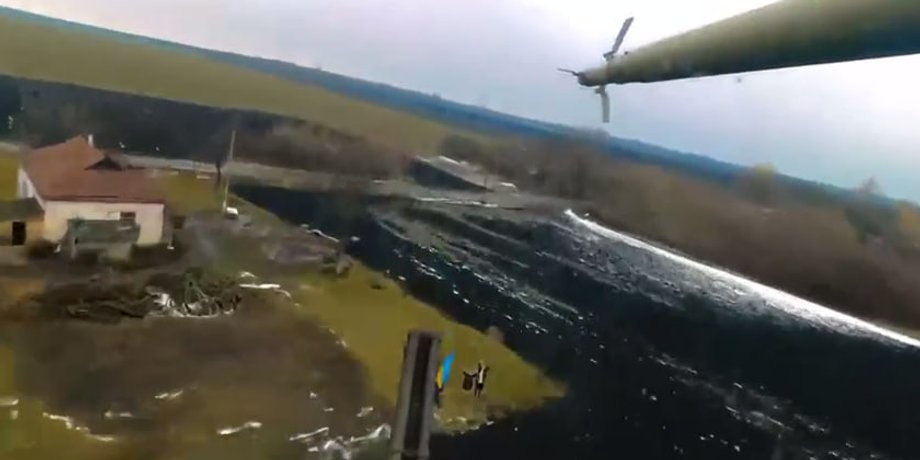 Пілот Мі-24 повернувся з бойового завдання, а його зустріли прапорами на Харківщині 2 Пілот Мі-24 повернувся з бойового завдання, а його зустріли прапорами на Харківщині 2